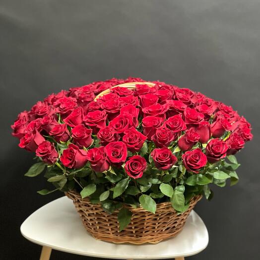 Basket with Ecuadorian roses