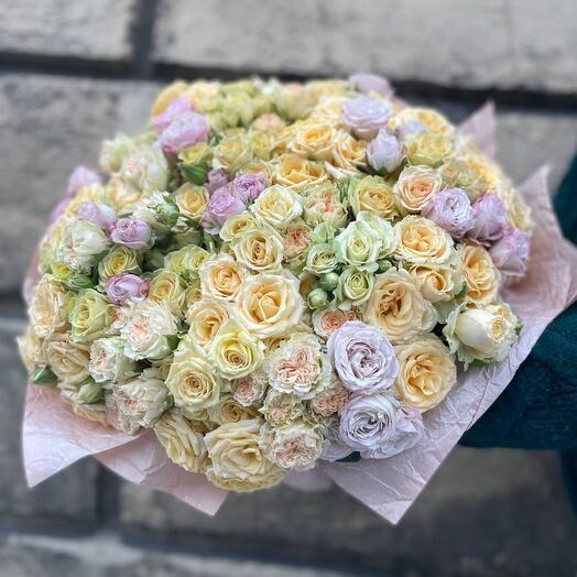 Букет из кустовых роз