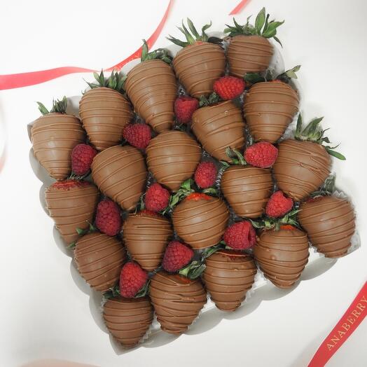 Fresas cubiertas de chocolate con frambuesas frescas 20 piezas