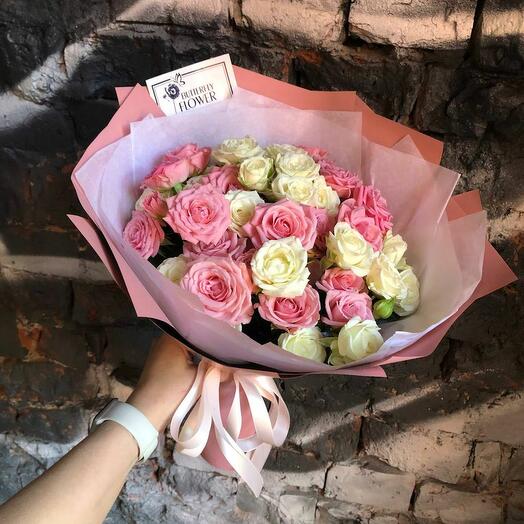 Bouquet of 15 white and pink bush roses "Pink mist"