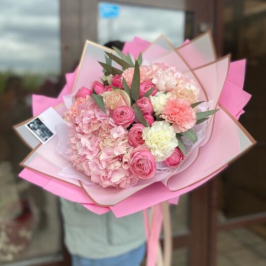 Pink bouquet of roses