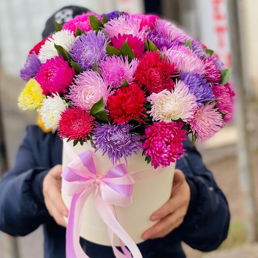 Яркие астры микс в шляпной коробке