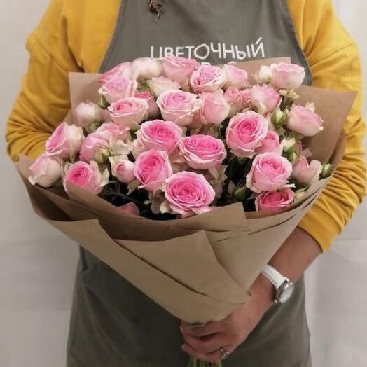 Розовые кустовые розы в крафт бумаге для мамы