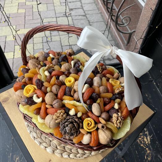Корзина орехов и сухофруктов