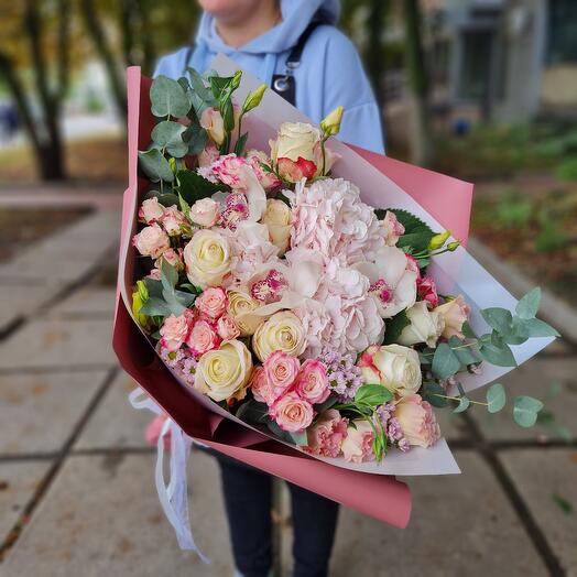 Пышный розовый букет с гортензией и орхидеями