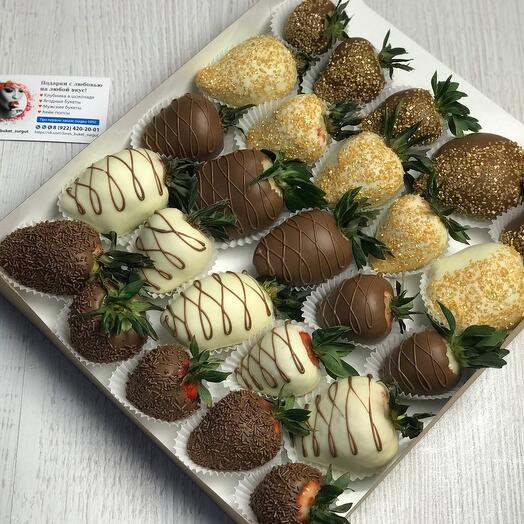 Set of Strawberries in chocolate "Golden shine"
