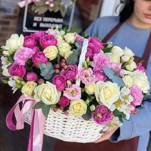 Basket with Misty bubbles roses, Eustoma and Alstroemeria