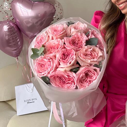 Rosas peonías con eucalipto
