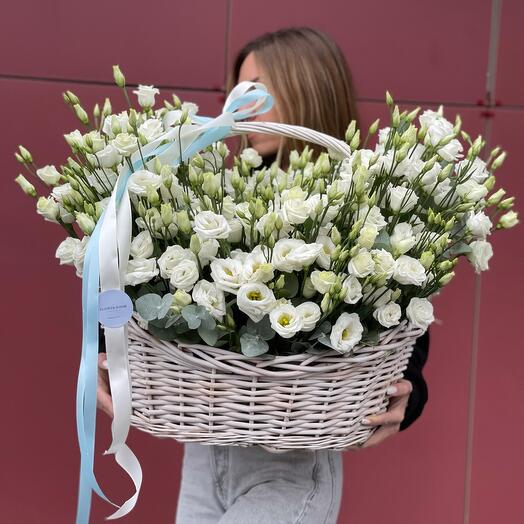 Корзина с цветами «Белоснежная Эустома»