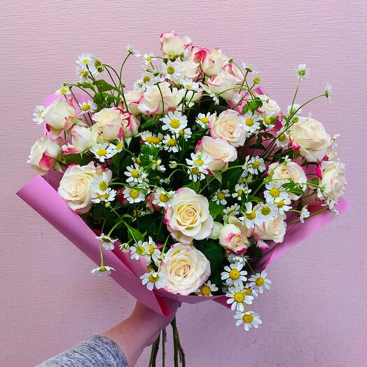 Букет с кустовыми розами и матрикарией