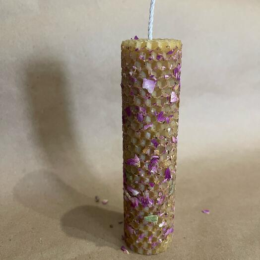 Свеча из вощины с розой