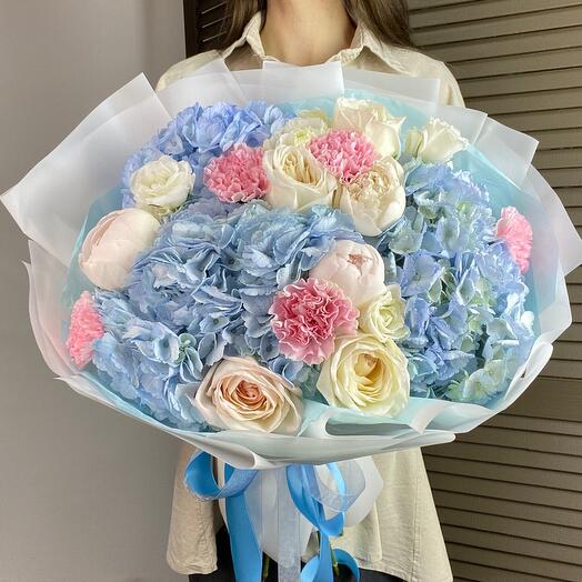Ramo con hortensias, peonías y rosas