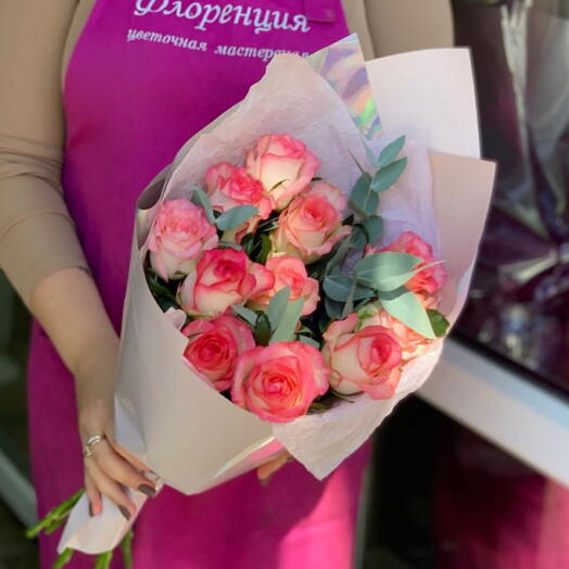 Розы Джумилия с эвкалиптом