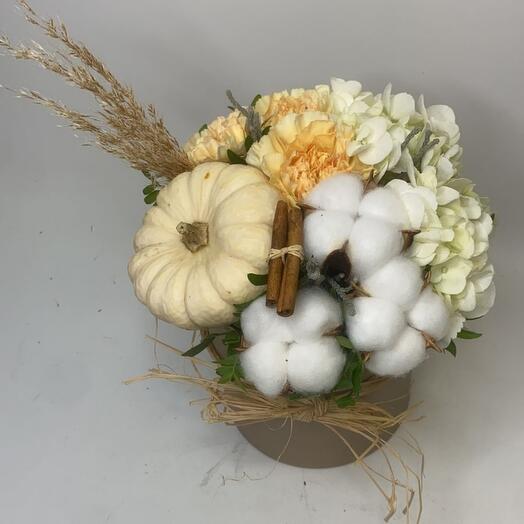 Flores en una Caja. Calabaza rescatada. Con calabaza, algodón y Dianthus