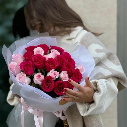 Букет из 25 нежных роз в фирменной упаковке