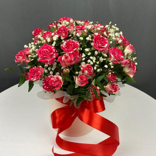 Кустовые розы с гипсофилой в шляпной коробке
