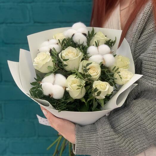Bouquet of 9 white roses and cotton