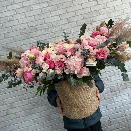 Цветы в корзине