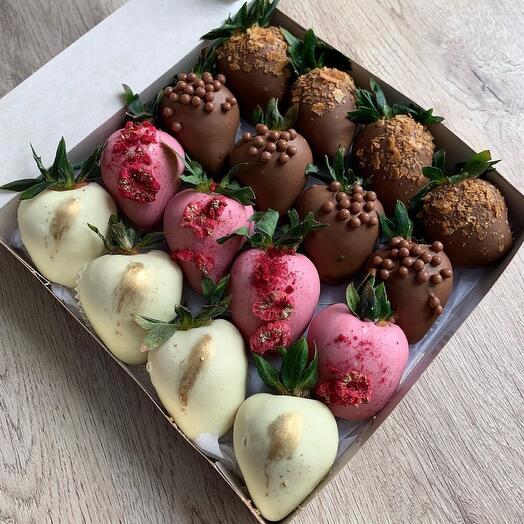 Клубника в шоколаде 16 штук Berry Love