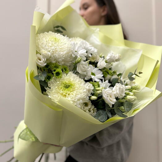 Хризантемы и лизиантус