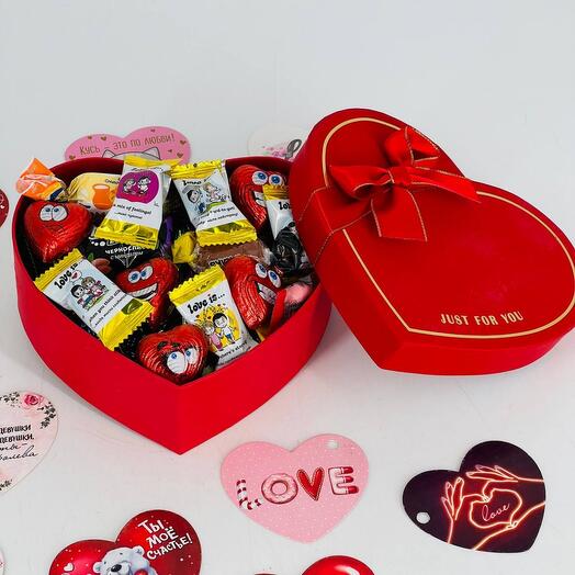Подарочный бокс сердце с конфетами love is