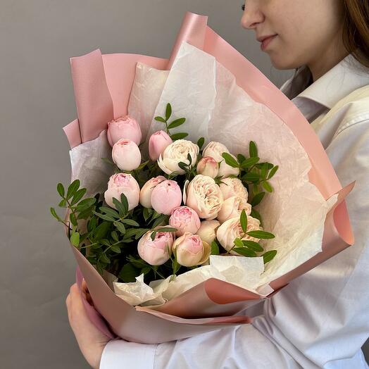 Delicado ramo con rosa de peonía de arbusto