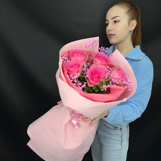 Букет из 5 роз и гипсофилы