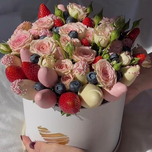 Цветыи клубника микс