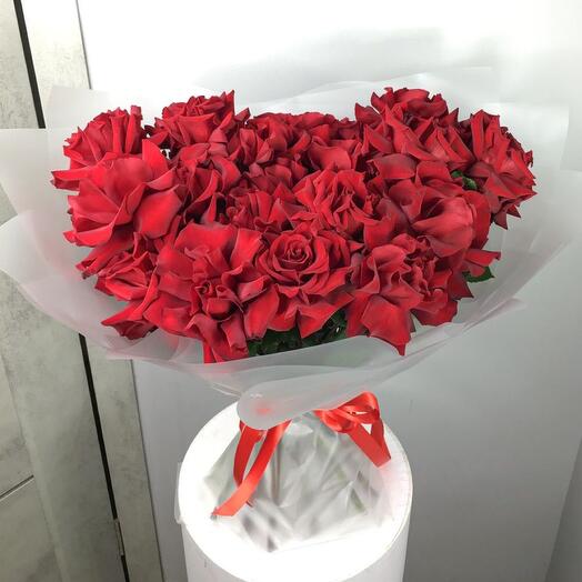 Rosas con un brote grande
