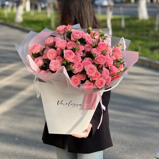 Кустовые розы в переноске