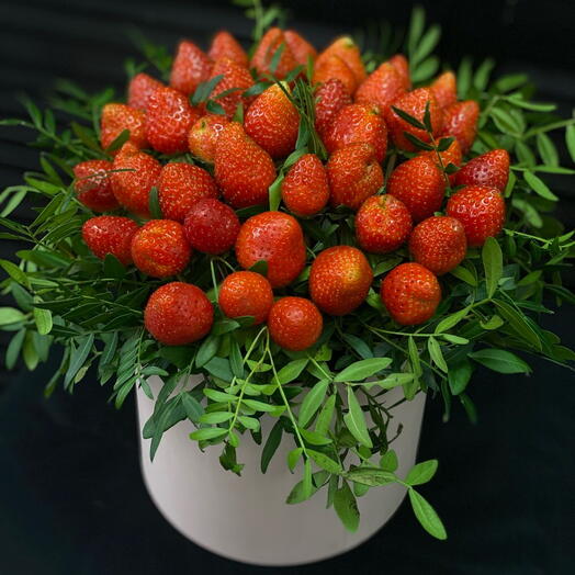 Коробка с клубникой