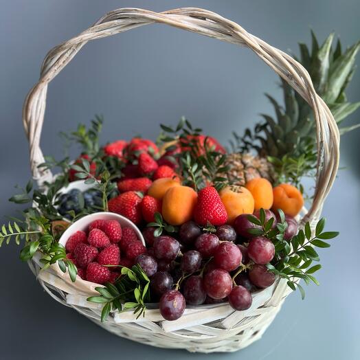 Фруктовая корзина с ананасом и сезонными фруктами