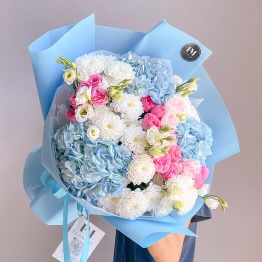 Букет из гортензии, эустомы, кустовых роз, хризантемы и диантусов