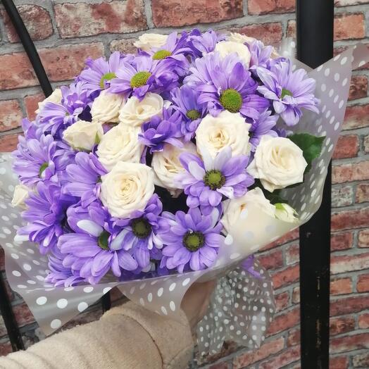 Bouquet of bush roses and chrysanthemums "Nadezhda"