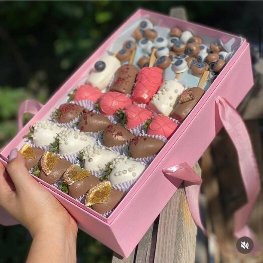 Exclusive gift set of chocolate-covered strawberries, bananas and blueberries