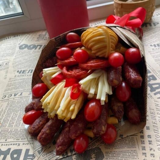 Мужской букет колбасный "Сырочки-Колбасочки с чери"