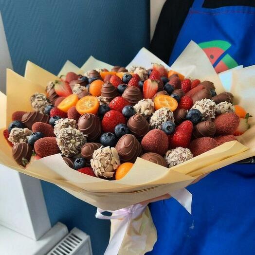 Букет из клубники в бельгийском шоколаде яркий