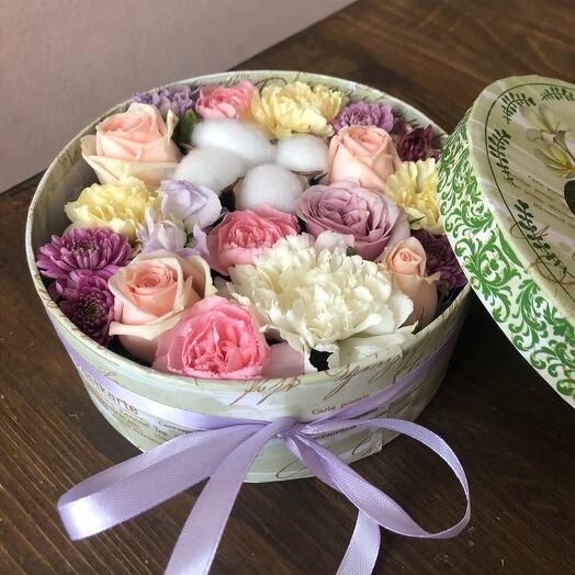 Цветы в коробке с хлопком и диантусом