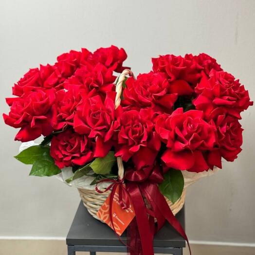 Корзина с ажурными розами