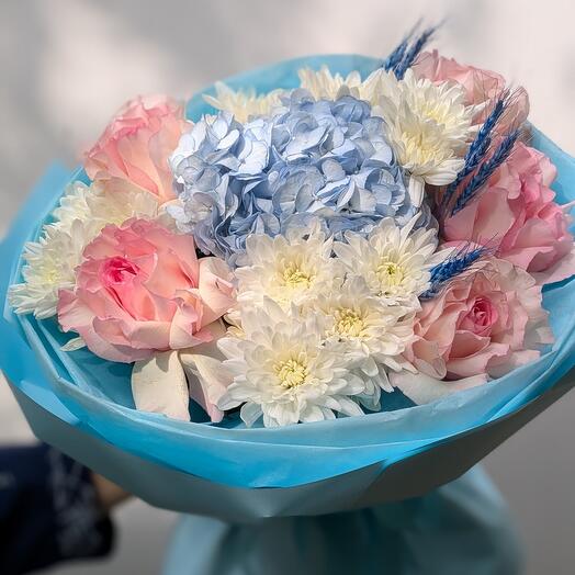 "Северное утро" - объемный букет с гортензией и розами