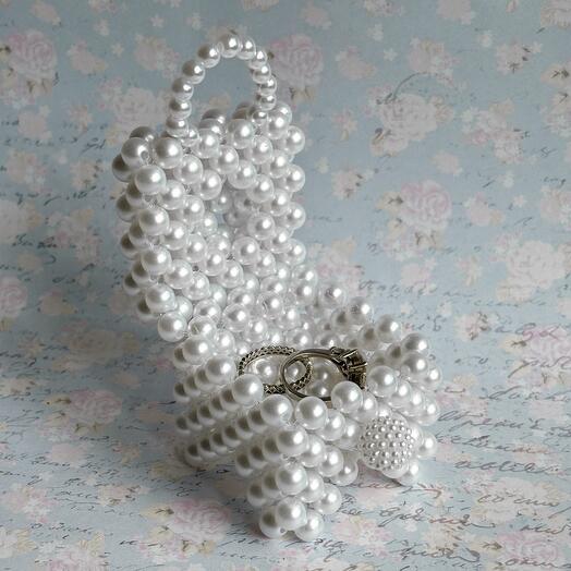 Маленькая шкатулка из жемчужных бусин