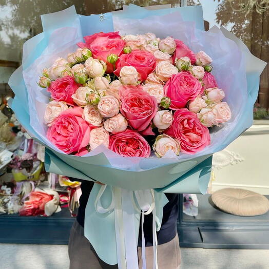 Gran sorpresa con ramilletes de rosas y una rosa peonía