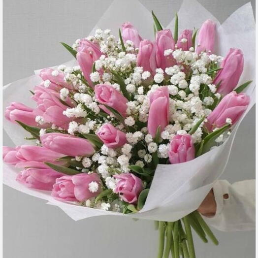 Buquê de tulipas e gipsófila