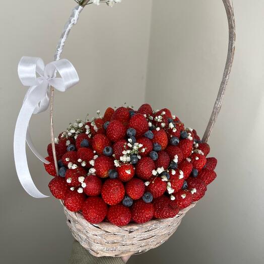 Корзинка из свежей клубники