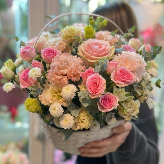 Flower basket with bright notes