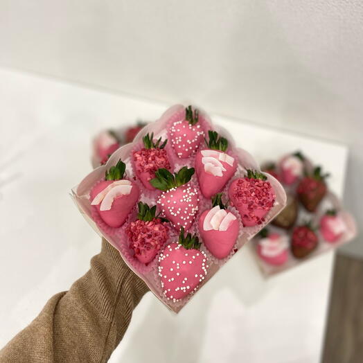 Клубника 9 шт в розовом шоколаде