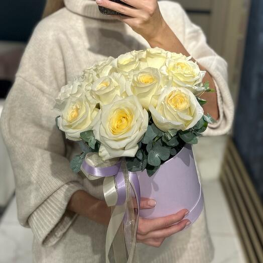 Кремовые розы в цилиндре