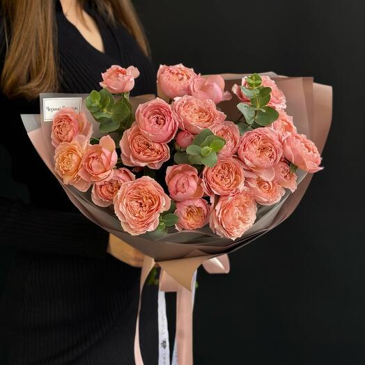 Julieta de rosas de peonía con eucalipto