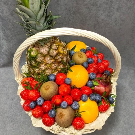 Фруктовая корзина (клубника, киви, мандарины)