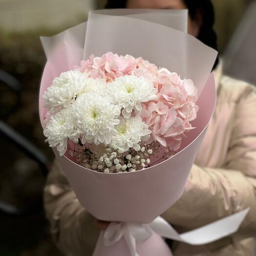 Нежный букет Розовая гортензия/Кустовая белая хризантема /Белая гипсофила